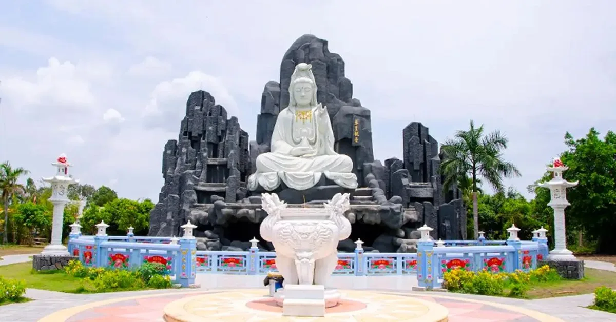Tượng Phật Bà Quan Âm Ở Trên Phía Đài Sen