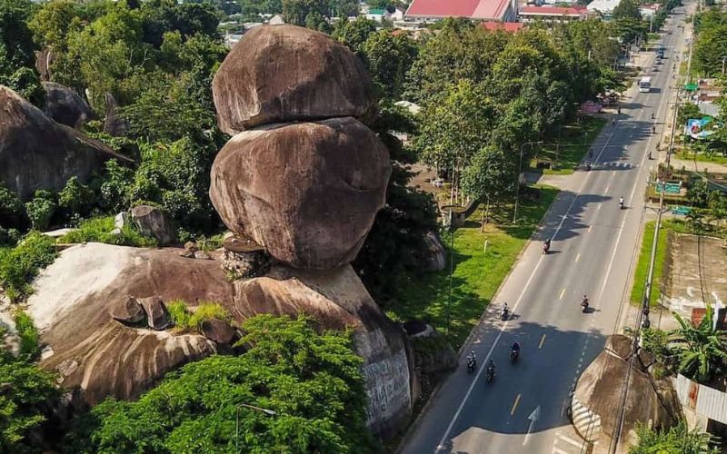 Đá Ba Chồng danh thắng độc đáo chỉ có ở Định Quán, Đồng Nai