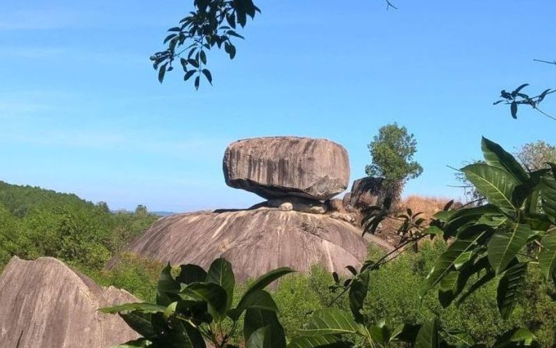Đá Hòn Dĩa một kiệt tác từ tự nhiên nằm gần Đá Ba Chồng
