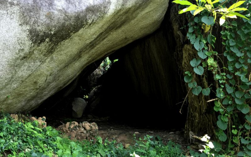 Hang Bạch Hổ nằm ngay dưới chân núi Đá Vôi