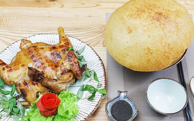Nhiều món ngon đặc sản bạn không nên bỏ lỡ, trong hình là món gà nướng xôi chiên phồng
