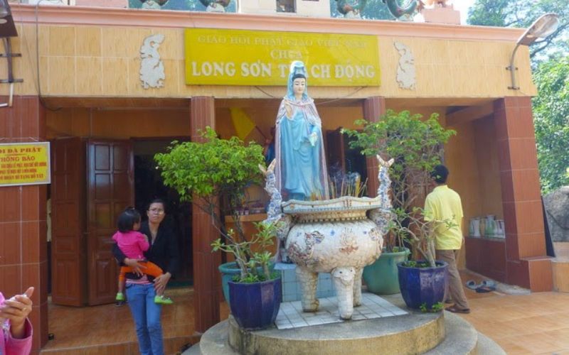 Chùa Long Sơn Thạch Động tại khu du lịch Bửu Long