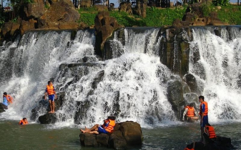 Du khách đang vui chơi và ngâm mình trong dòng nước mát lạnh