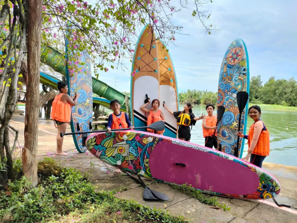 Chèo thuyền sup tại kdl Bò Cạp Vàng nhóm người