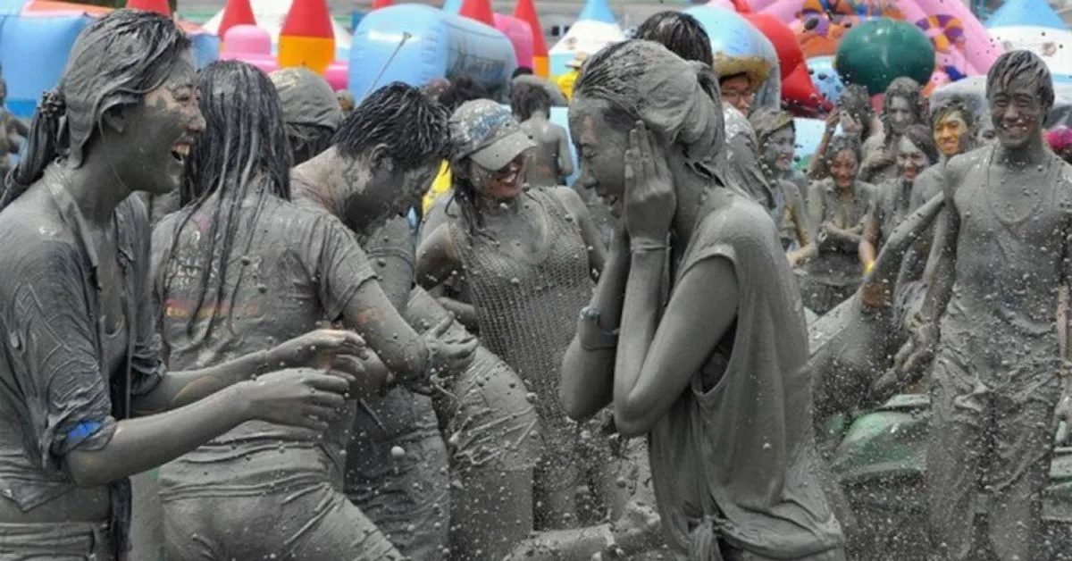 Lễ hội tắm bùn, tắm cồn độc đáo