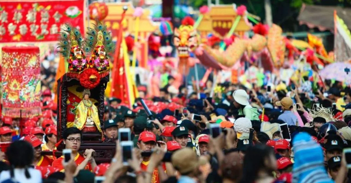 Không khí trang nghiêm của Lễ hội Chùa Bà