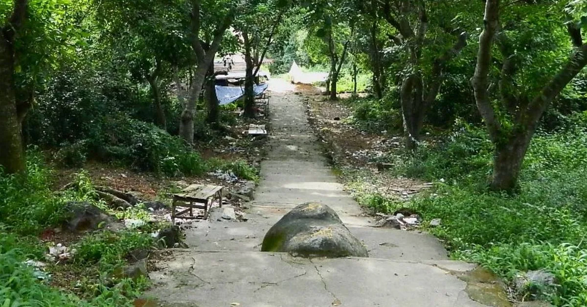 Hòn đá trấn tại chùa