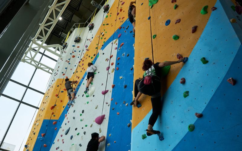 Top 12+ những khu vui chơi cảm giác mạnh ở TP. Hồ Chí Minh 8 Leo núi Crescent Wall (Ảnh nguồn Internet)