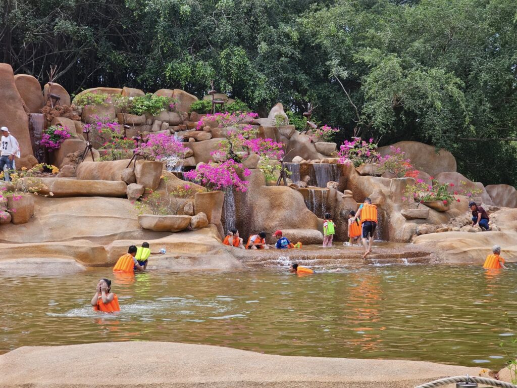 Thác Bliss tại KDL Bò Cạp Vàng