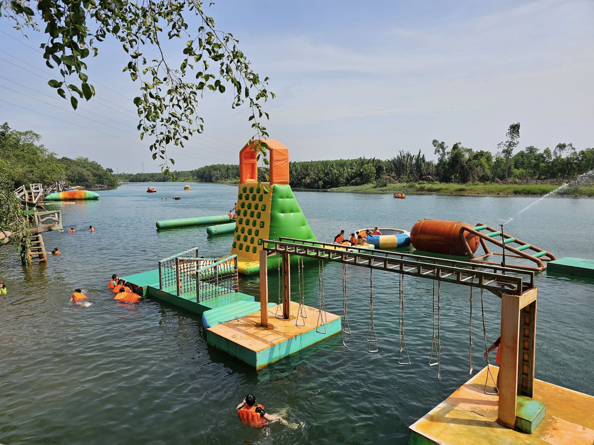 Tham gia các trò chơi dưới nước