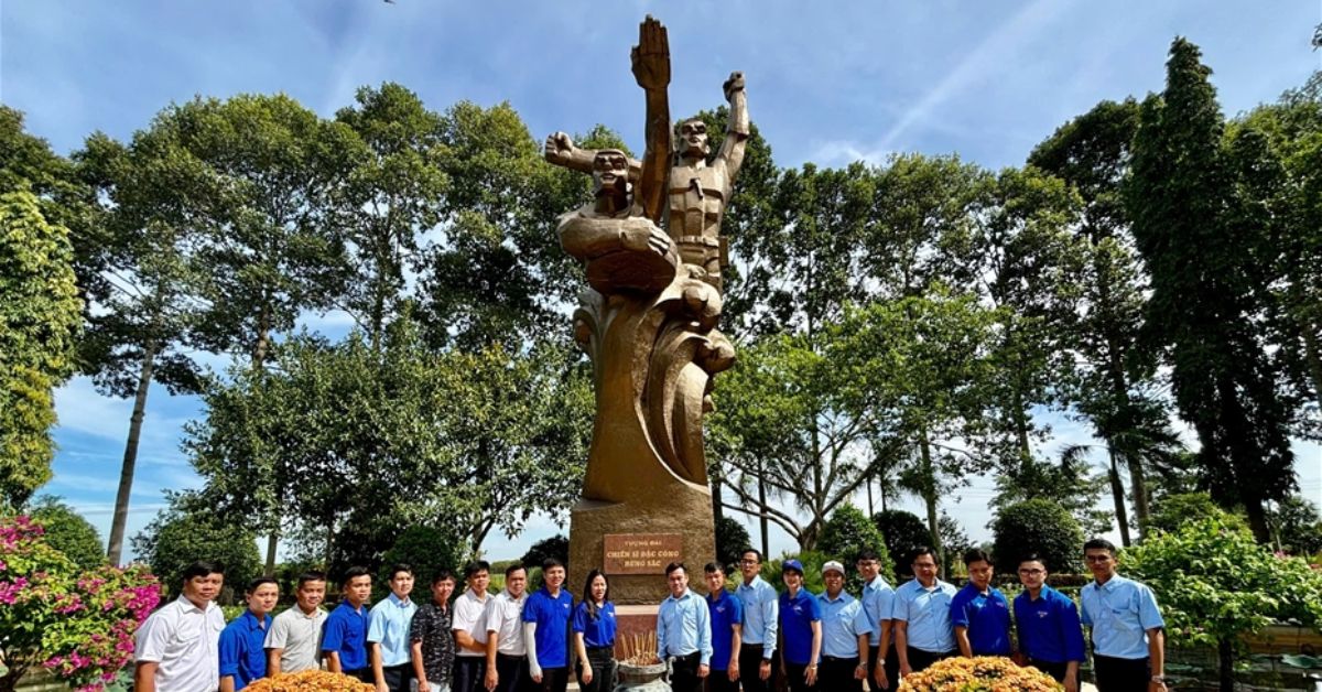 Tượng đài chiến sĩ đặc công Rừng Sác