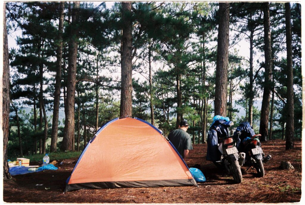 Đi cắm trại nên mặc đồ gì? Gợi ý set đồ thoải mái khi cắm trại 2 cam trai mac do gi