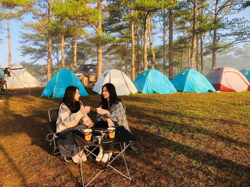 Đi cắm trại nên mặc đồ gì? Gợi ý set đồ thoải mái khi cắm trại 5 di cam trai nen mac do gi