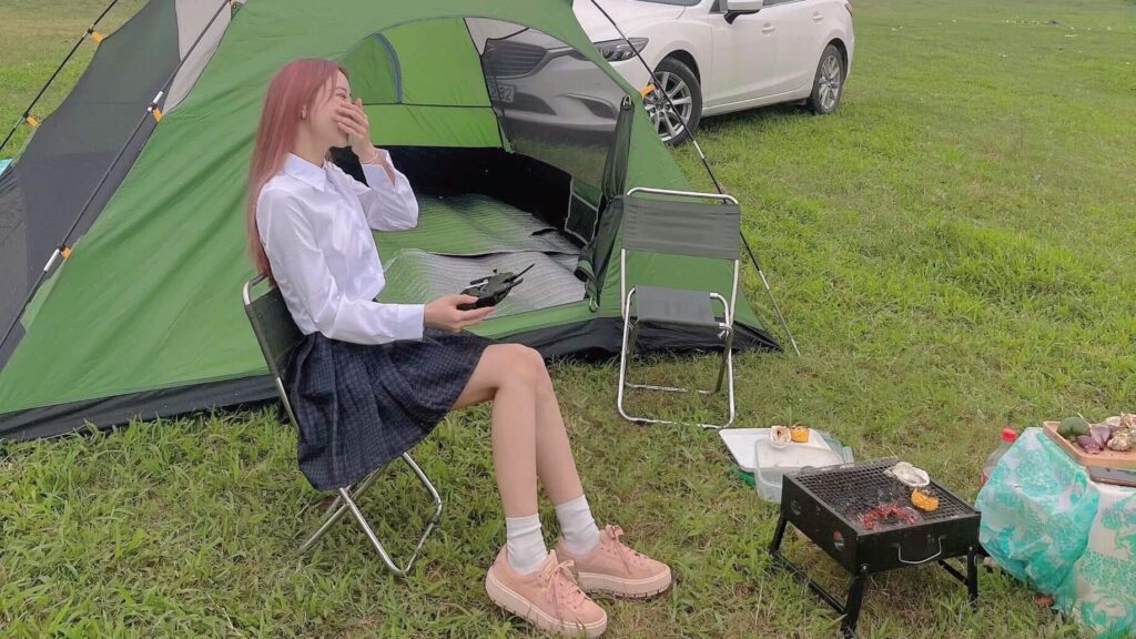 Đi cắm trại nên mặc đồ gì? Gợi ý set đồ thoải mái khi cắm trại 6 di cam trai nen mac do gi