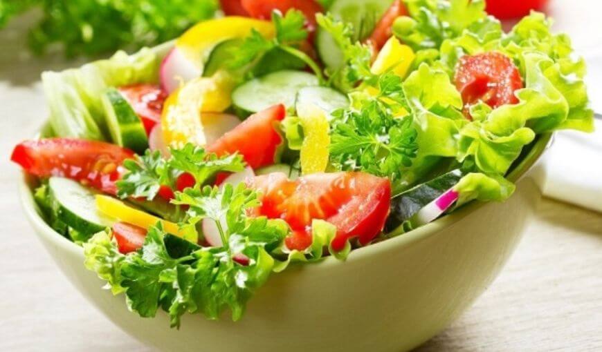 Salad rau củ - Các món ăn đi cắm trại dễ làm goi-y-cac-mon-an-di-cam-trai-de-lam-ngon-tien-loi2