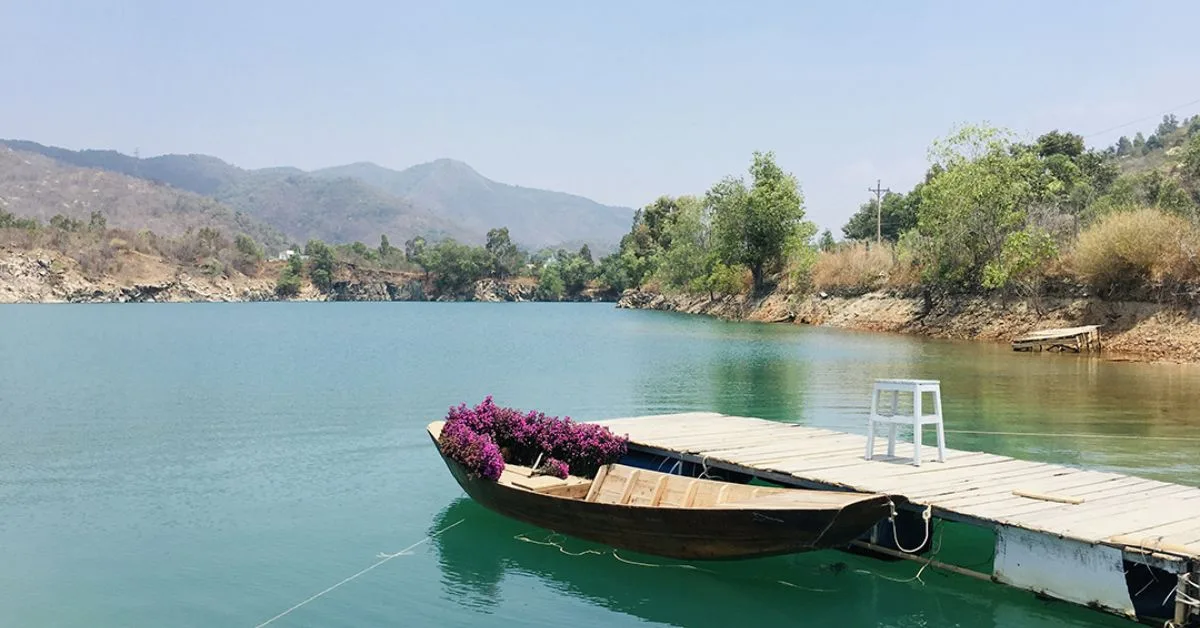 Du Thuyền Giữa Hồ 