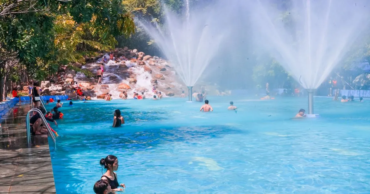 Hồ bơi rộng 1200m2