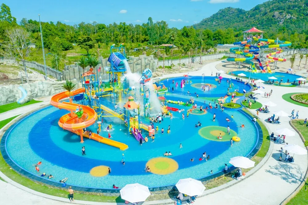Hình 2: Nơi vui chơi dưới nước ở khu du lịch Tây Thành
