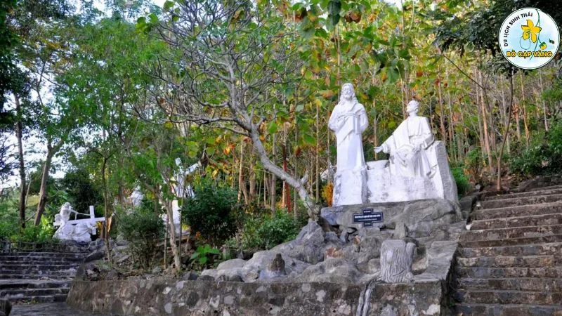 Tham quan tượng Đức Mẹ Bãi Dâu