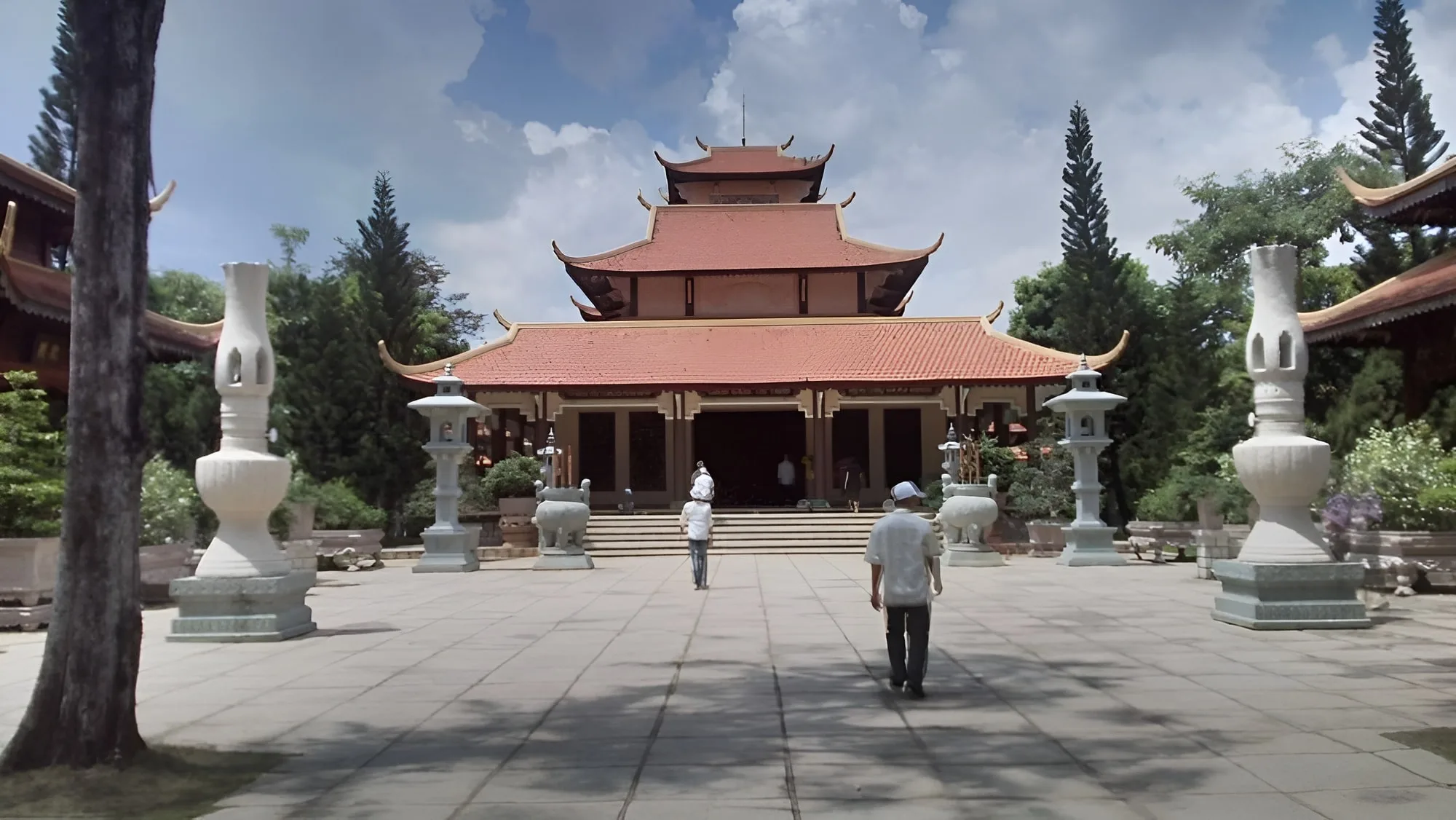 Phía trước chánh điện đặt lầu trống và lầu chuông được làm bằng gỗ
