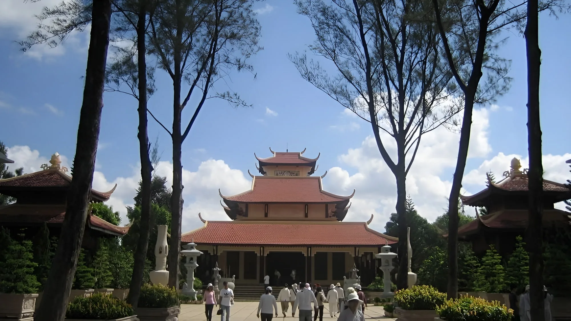 Thiền viện Thường Chiếu là trung tâm thiền học tâm linh nổi tiếng lâu đời của Phật Giáo Việt Nam