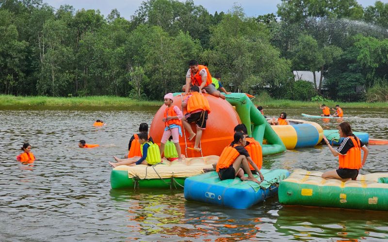 Leo qua phao và đi xuống bậc thang phao đầy phấn khích