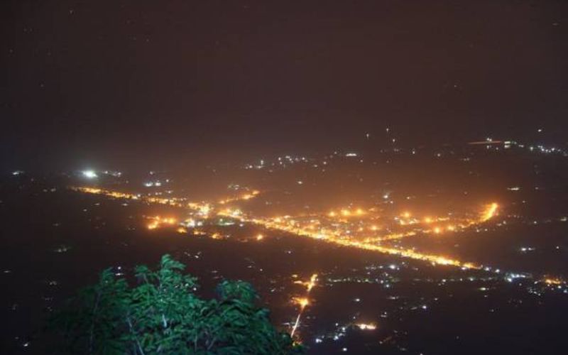 Ngắm toàn cảnh thành phố về đêm và bầu trời đầy sao