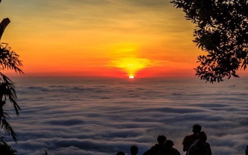 "Săn" biển mây vào sáng sớm – đặc sản của Núi Bà Đen