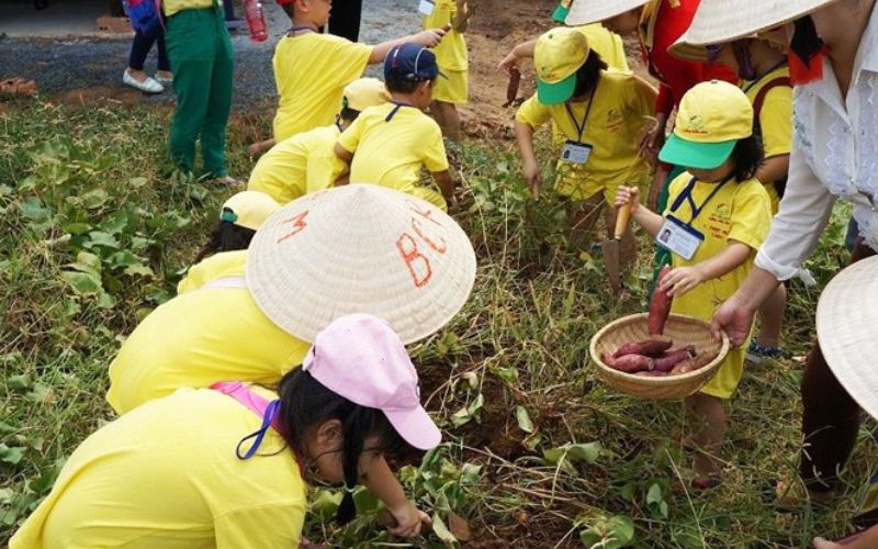 Các cháu nhỏ được trở thành người nông dân thực thụ