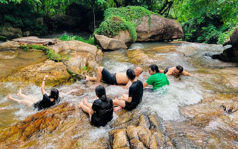 Núi Dinh trekking và tắm suối