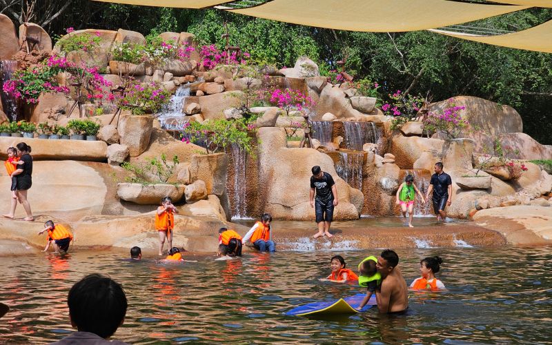 Trải nghiệm nghiệm tắm thác Bliss tại khu du lịch sinh thái Bò Cạp Vàng