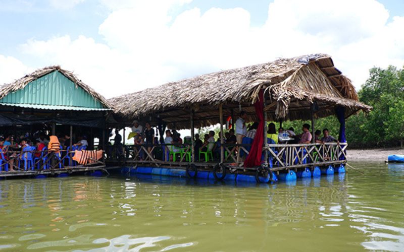 Tham quan và ăn uống tại làng bè Phước An