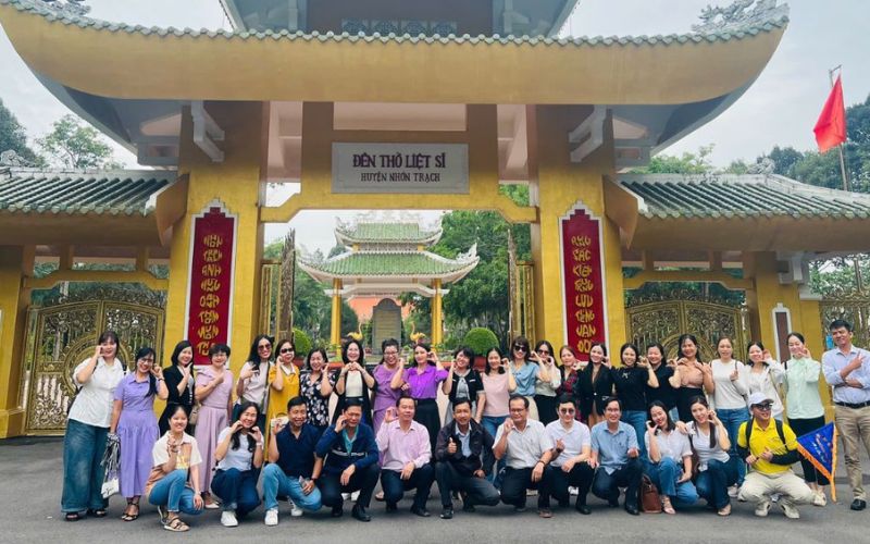 Viếng đền thờ liệt sĩ Nhơn Trạch