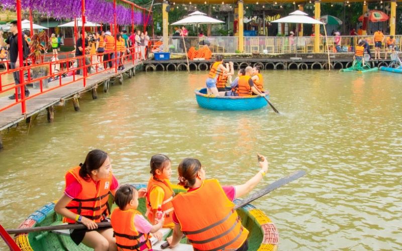 Du khách trải nghiệm về miền tây với thuyền thúng