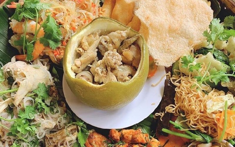 Gà hấp bưởi Tân Triều