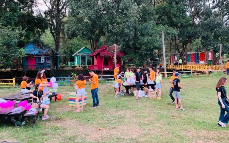 Du khách đang cùng nhau chuẩn bị cho buổi teambuilding tại Cao Minh
