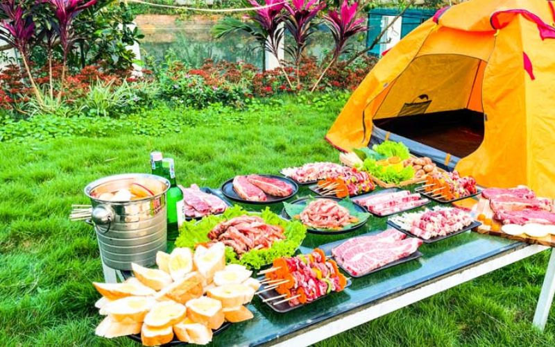 Chuẩn bị buổi picnic cho chuyến cắm trại ở Cao Minh