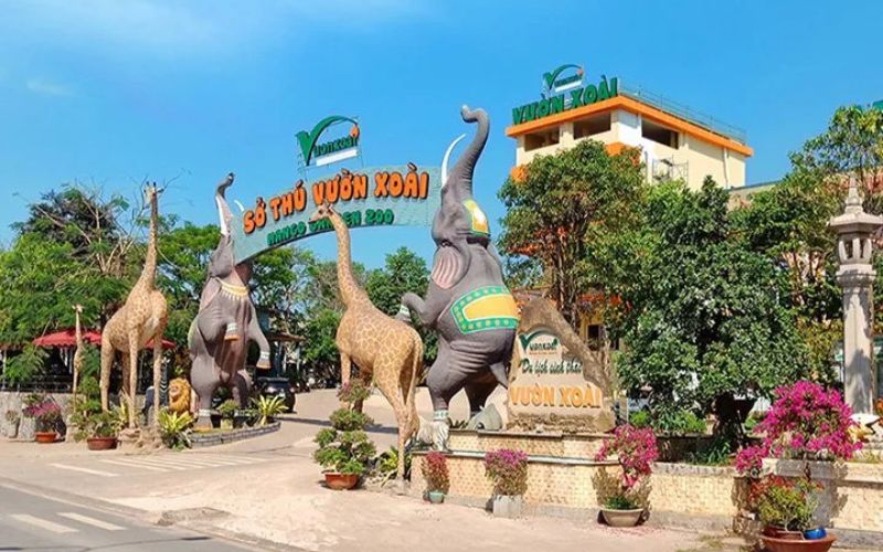 Cổng vào khu du lịch sở thú Vườn Xoài
