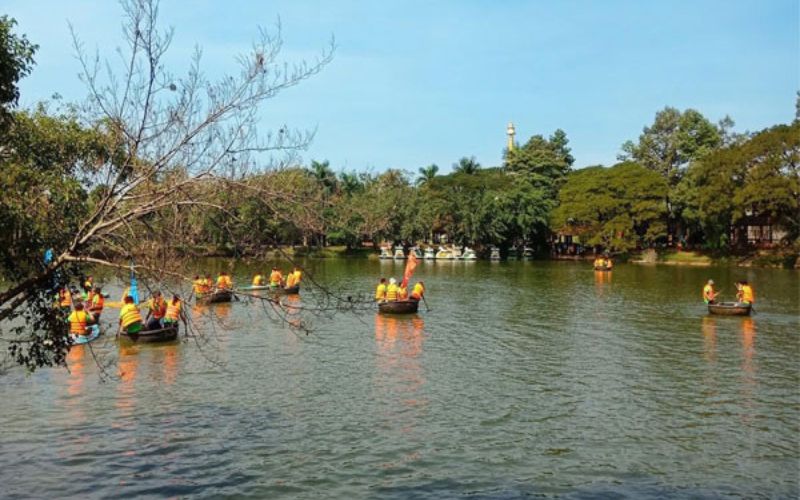 Du khách sẽ có những trải nghiệm mới mẻ với chèo thuyền ngắm cảnh trên hồ