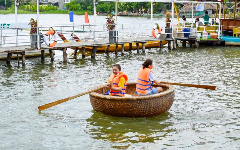 Trải nghiệm độc đáo với bơi thuyền thúng