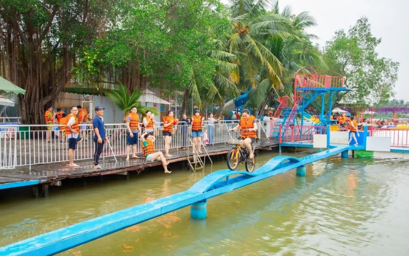 Thử tài với trò chơi xe đạp thăng bằng trên ván gỗ